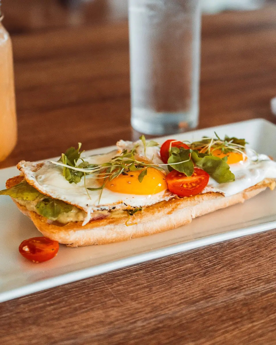 Tostas y huevos creativos